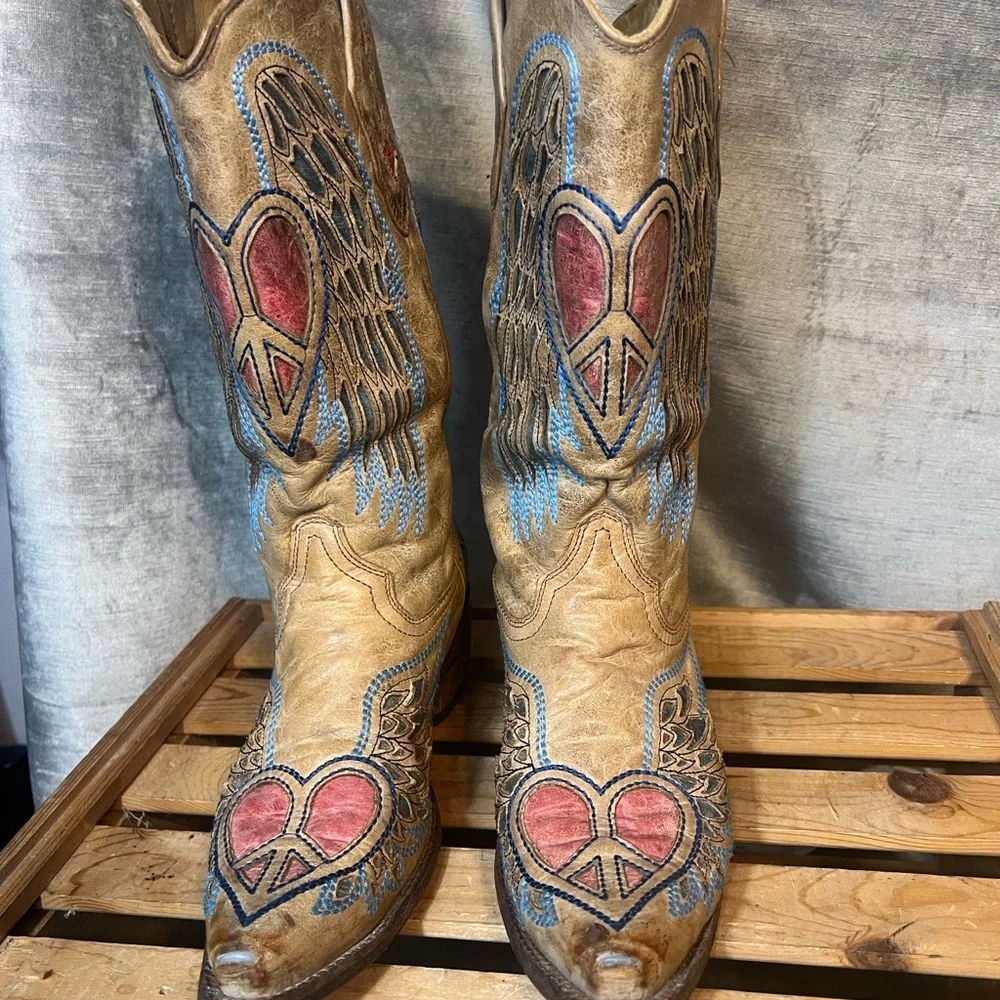 Corral Heart & Wings Leather Western Boots in Sand. Women's Size 8M. #9089 - Picture 2 of 14